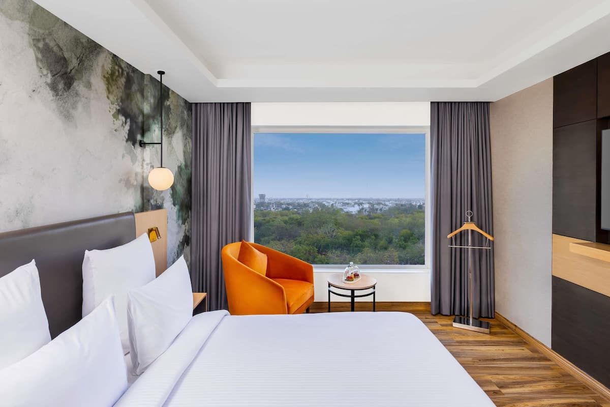 Executive Suite, 1 King Bed, Non Smoking (City Side) | Minibar, in-room safe, individually furnished, desk