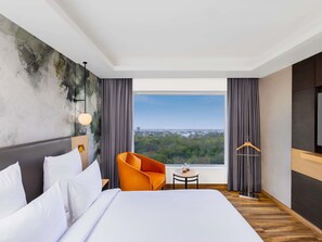 Minibar, Zimmersafe, individuell eingerichtet, Schreibtisch