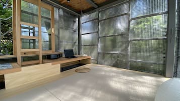 Casa de campo de diseño, no fumadores (Atelier VC) | Zona de estar | Una oficina, una pantalla de ordenador