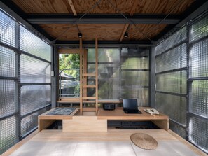 Cottage có thiết kế đặc sắc, không hút thuốc (Atelier VC) | Bàn, khu vực làm việc phù hợp cho laptop, màn/rèm cản sáng 