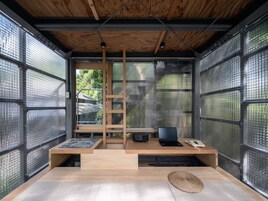 Escritorio, espacio para trabajar con laptop y cortinas blackout 