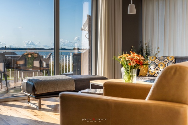 Tv, eldstad, ett filmbibliotek och en stereo