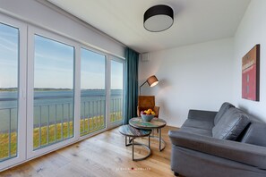 Fernseher, Kamin, Videothek, Stereoanlage