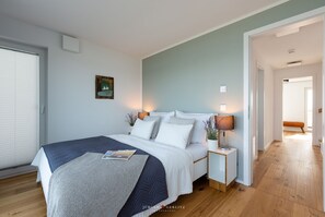 2 habitaciones, escritorio y tabla de planchar con plancha 