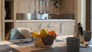 Eine K üche mit einem Holzkasten, einer Kaffeemaschine und einer Obstschale auf der Arbeitsfläche.
