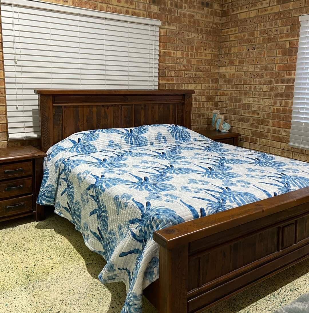 3 makuuhuonetta, vauvan matkasänky, vuodevaatteet