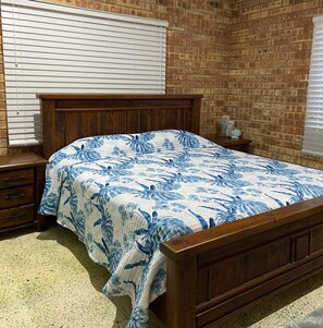 3 makuuhuonetta, vauvan matkasänky, vuodevaatteet