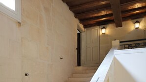 A stone staircase with a white handrail leading to a door. - Le Clos des Consuls (Tarascon)