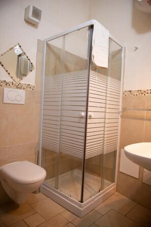 Doccia, asciugacapelli, bidet, asciugamani