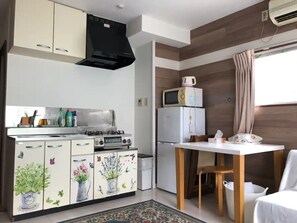 Geladeira, micro-ondas, cooktop, talheres/pratos/utensílios de cozinha