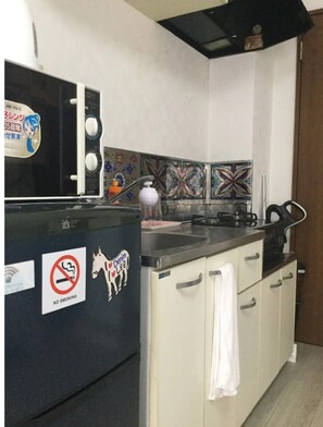 Geladeira, micro-ondas, cooktop, talheres/pratos/utensílios de cozinha