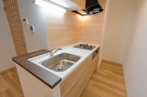 Køleskab, mikrobølgeovn, kogeplade, køkkentøj/tallerkener/redskaber