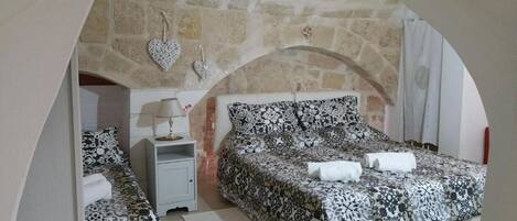 1 soverom, skrivebord, reiseseng for barn og wi-fi (inkludert)