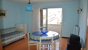 Studio, Multiple Bedrooms, Balcony, City View | Living room