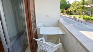 Studio, balcon, vue sur la ville | Balcon