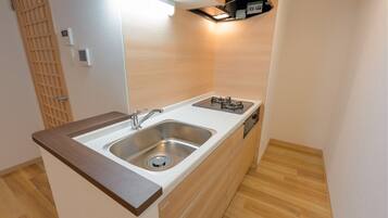 冷蔵庫、電子レンジ、コンロ、調理器具と食器