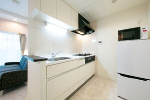 Frigorífico, microondas, placa de cocina y utensilios de cocina