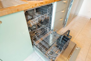 Căn hộ tiện nghi đơn giản, 2 phòng ngủ | Bếp riêng | Tủ lạnh, lò nướng, bếp nấu, dụng cụ nấu nướng/bát dĩa/dao nĩa