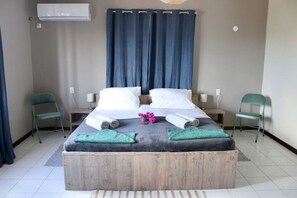 3 bedrooms, in-room safe, desk, travel cot - Villa Yolisa (Sint Michiel)