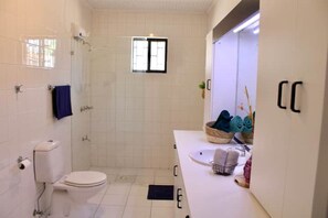 Serviettes fournies, papier toilette