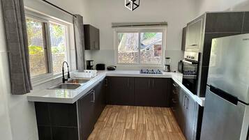 Een koelkast, een microgolfoven, een oven, een kookplaat