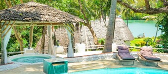 African funhouse:  3bedroom villa with a creek view, pool, jacuzzi & lot more...