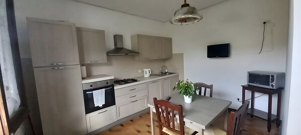 Fridge, oven, stovetop, dishwasher - Appartamento Luminoso con Giardino e Barbecue in Zona Tranquilla (Pieve A Nievole)