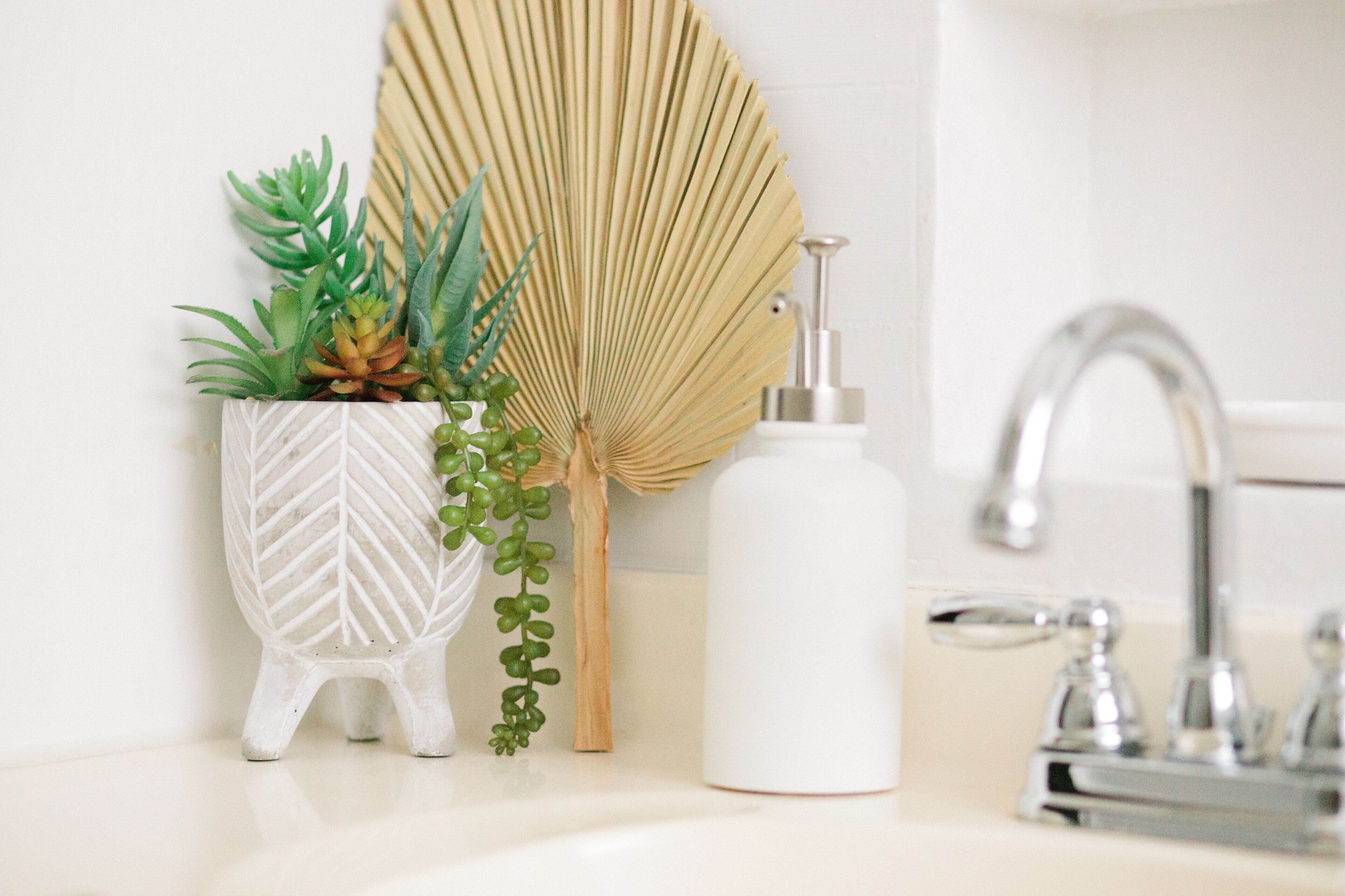 Secador de cabelo, toalhas de banho