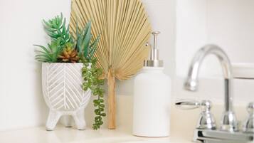 Een haardroger, handdoeken