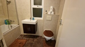 Studio | Bathroom | Combined shower/tub, deep soaking tub, towels - Compact Living Cosy Studio Flat in London (London)