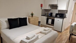 Studio | Iron/ironing board, free WiFi, bed sheets - Compact Living Cosy Studio Flat in London (London)