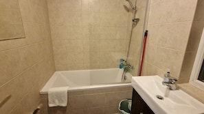 Studio | Salle de bain | Ensemble baignoire-douche, baignoire profonde, serviettes fournies