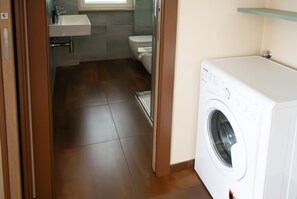 Shower, hair dryer, bidet, towels - Paradise view - apartment "Ponza" (Lazio)