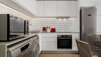 Grand Studio | Private kitchen | Fridge, microwave, oven, stovetop