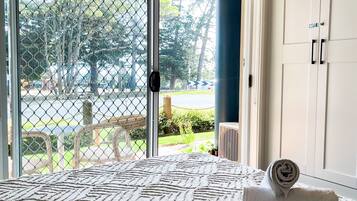 2 bedrooms, iron/ironing board, bed sheets, wheelchair access