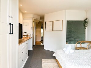 2 habitaciones, tabla de planchar con plancha y ropa de cama
