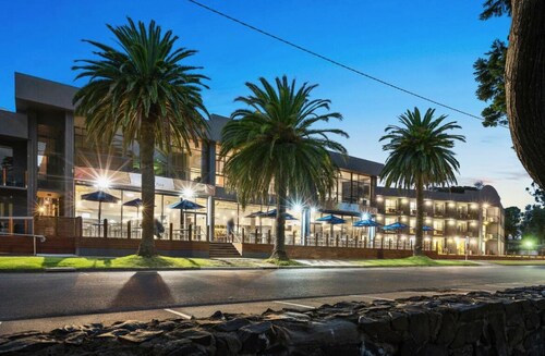 Beachfront Bliss Apartment with Ocean Views & Private Patio