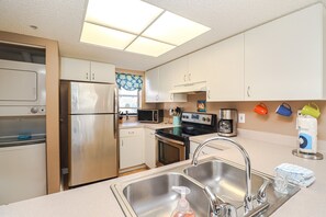 Kylskåp, mikrovågsugn, ugn och diskmaskin