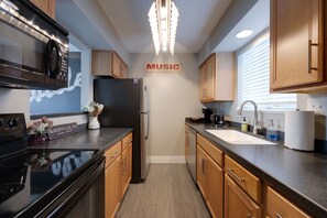 ثلاجة، ميكروويف، فرن، موقد طهي مسطح