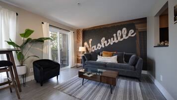 Télévision, cheminée, chaîne hi-fi, espaces bureaux