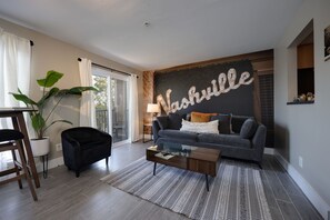 تلفزيون، مدفأة، ستيريو، مكتب