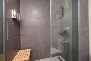 Douche, sèche-cheveux, serviettes fournies
