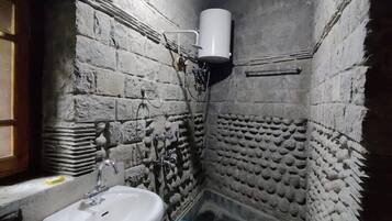 Serviettes fournies, savon, shampoing, papier toilette