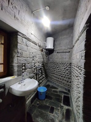 Toallas, jabón, shampoo, papel de baño 