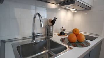 Réfrigérateur, micro-ondes, cafetière/bouilloire, bouilloire électrique