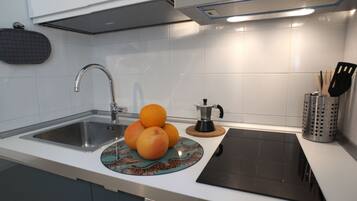 Frigorífico, microondas, cafetera o tetera y hervidor eléctrico