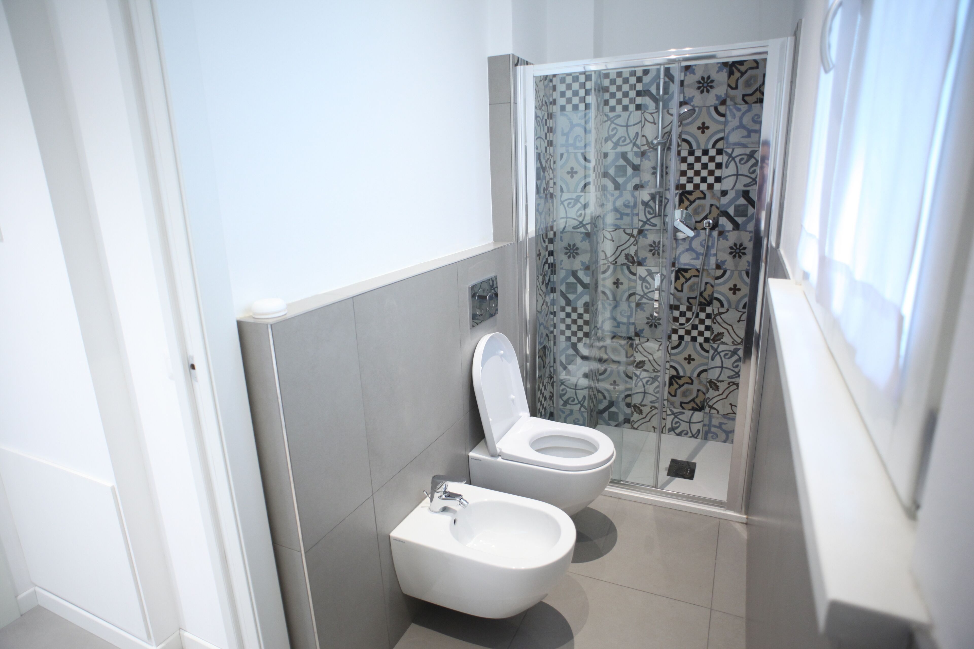 Douche, articles de toilette gratuits, sèche-cheveux, peignoirs