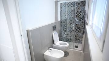 Douche, articles de toilette gratuits, sèche-cheveux, peignoirs