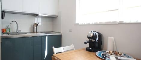 Kühlschrank, Mikrowelle, Wasserkocher mit Kaffee-/Teezubehör