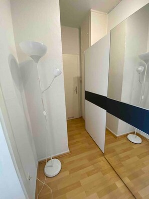 Douche, sèche-cheveux, serviettes fournies, papier toilette